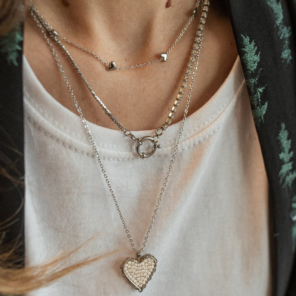 Silberne Alohi Heart Kette mit kleinen Herzen, zart am Hals getragen, PURELEI feminine Eleganz und Island-Spirit.