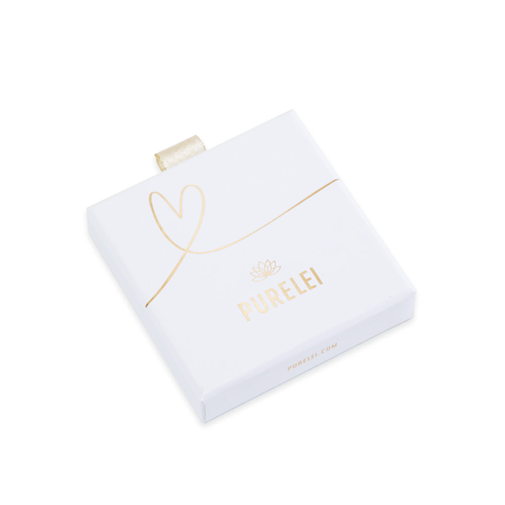 Weiße Purelei Geschenkbox mit zartem Herzmotiv, elegant und feminin, passend zur Plate Charm Kette Verpackung.