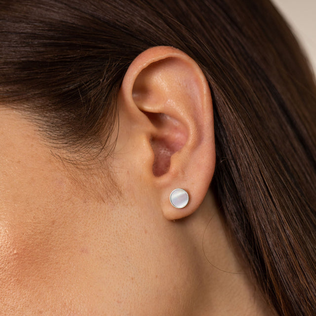 PURELEI White Gloss Ohrringe mit schimmerndem Perlmutt in 18K Gold vergoldetem Edelstahl, elegant und zeitlos.