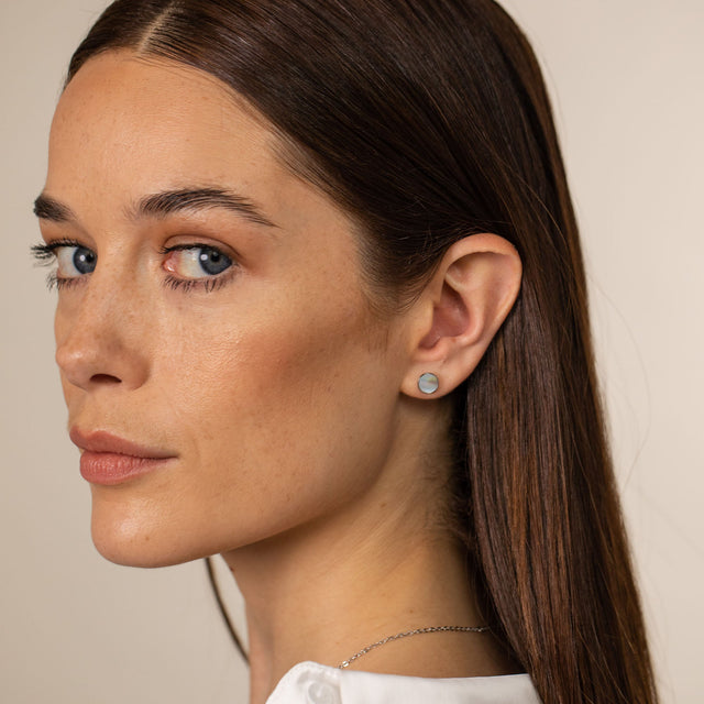 Runde White Gloss Ohrringe mit weißem Perlmutt in Silber, elegant getragen, PURELEI feminine Ästhetik.