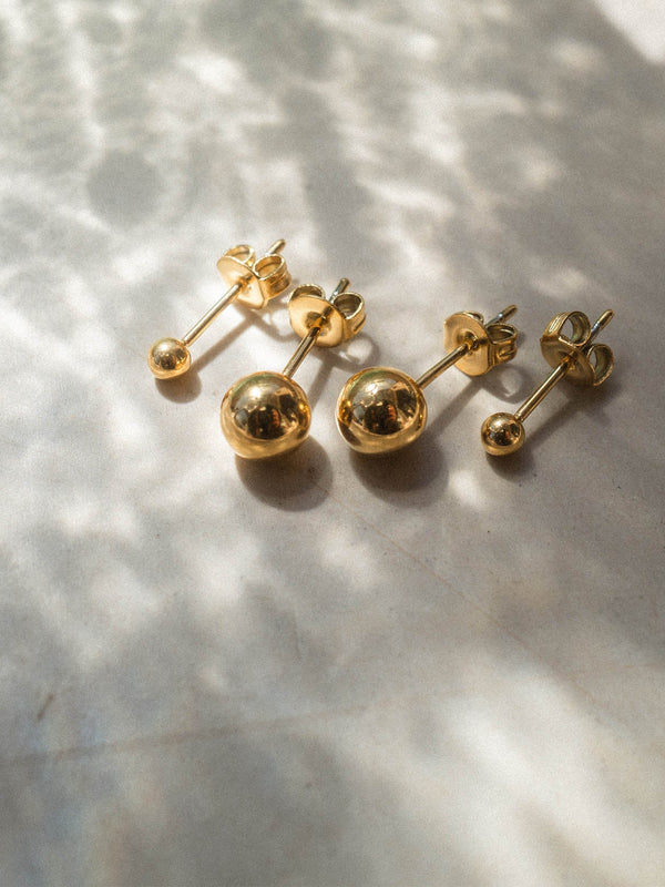 Silberne Ohrstecker in verschiedenen Größen, PURELEI, elegant und modern auf hellem Untergrund.