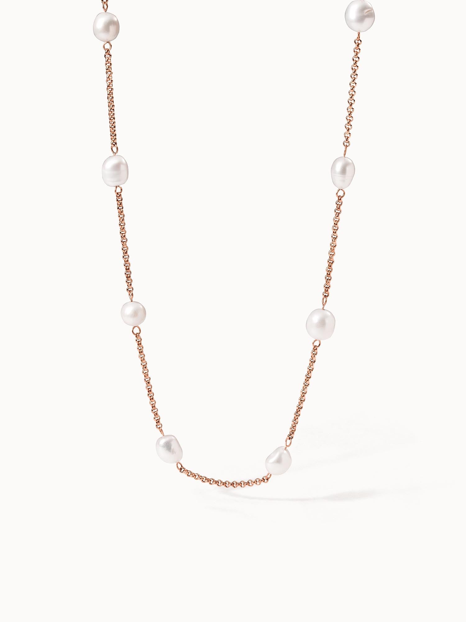 PURELEI Malahi Kette aus roségoldener Edelstahlkette mit zarten Süßwasserperlen, clean & elegant präsentiert.