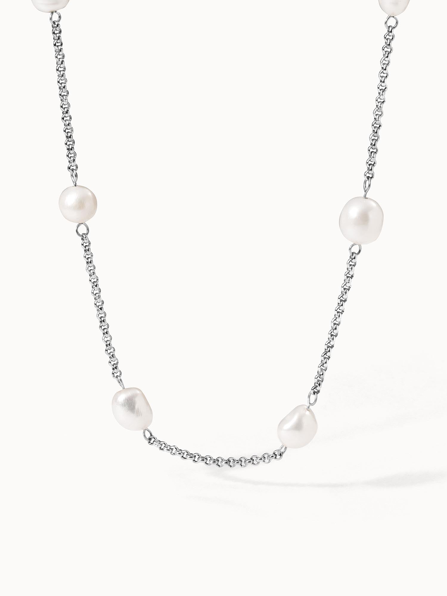 PURELEI Malahi Kette aus silbernem Edelstahl mit natürlichen Süßwasserperlen, elegant und feminin inszeniert.