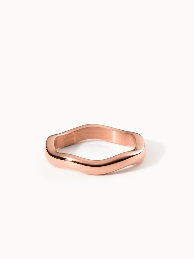 PURELEI Nakuna Ring in 18K Roségold mit sanfter Wellenform, elegant und minimalistisch inszeniert auf hellem Hintergrund