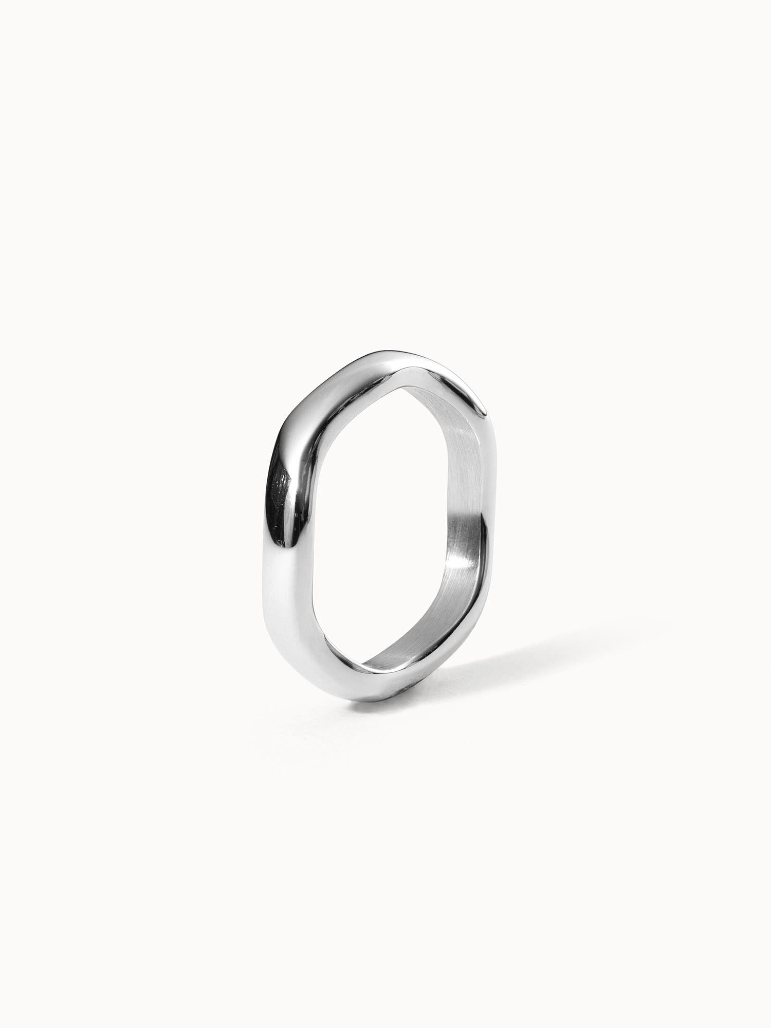 PURLEI Nakuna Ring aus nickelfreiem Silber mit organisch geschwungener Form in minimalistisch-cleanem Stil.