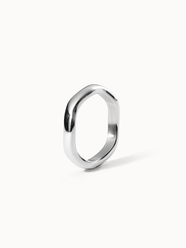 PURLEI Nakuna Ring aus nickelfreiem Silber mit organisch geschwungener Form in minimalistisch-cleanem Stil.