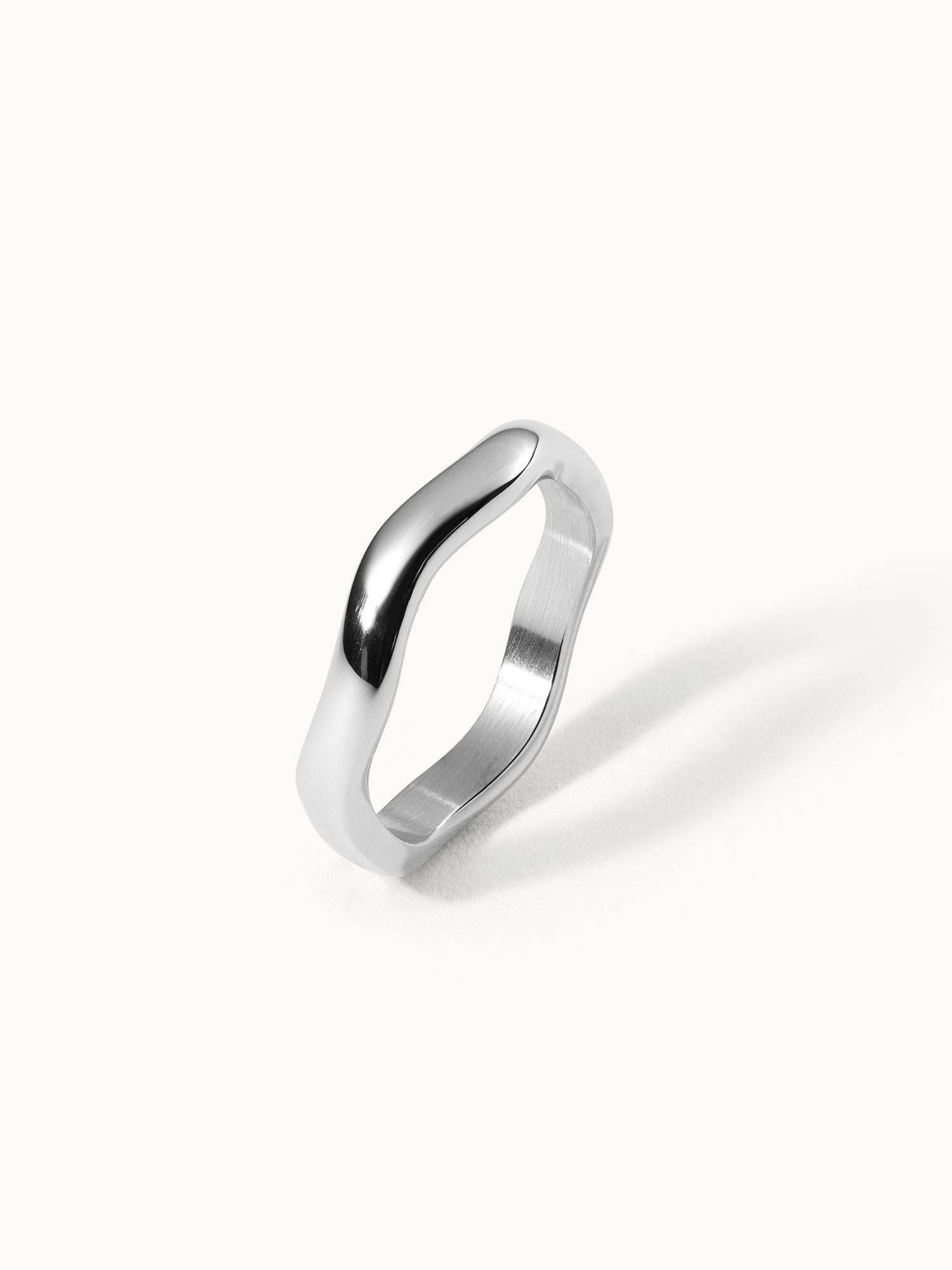 PURELEI Nakuna Ring aus silberfarbenem Edelstahl mit geschwungener, minimalistischer Form, elegant und zeitlos.