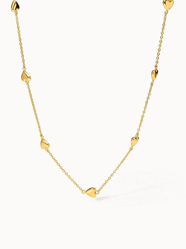 Zarte Alohi Heart Kette aus 18K vergoldetem Edelstahl mit kleinen Herzen, elegant und feminin, PURELEI Schmuck.
