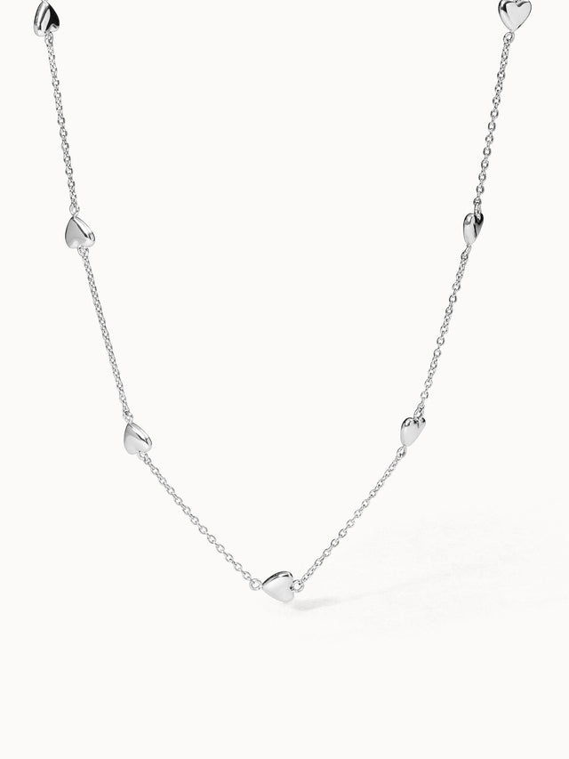 Zarte Alohi Heart Kette aus nickelfreiem, silberfarbenem Edelstahl mit kleinen Herzen, elegant und feminin von PURELEI.
