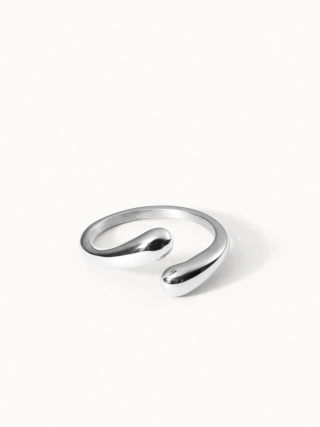 Ohui Ring von PURELEI, nickelfreier silberner Edelstahlring mit tropfenförmigen Enden, minimalistisch und elegant gestaltet.