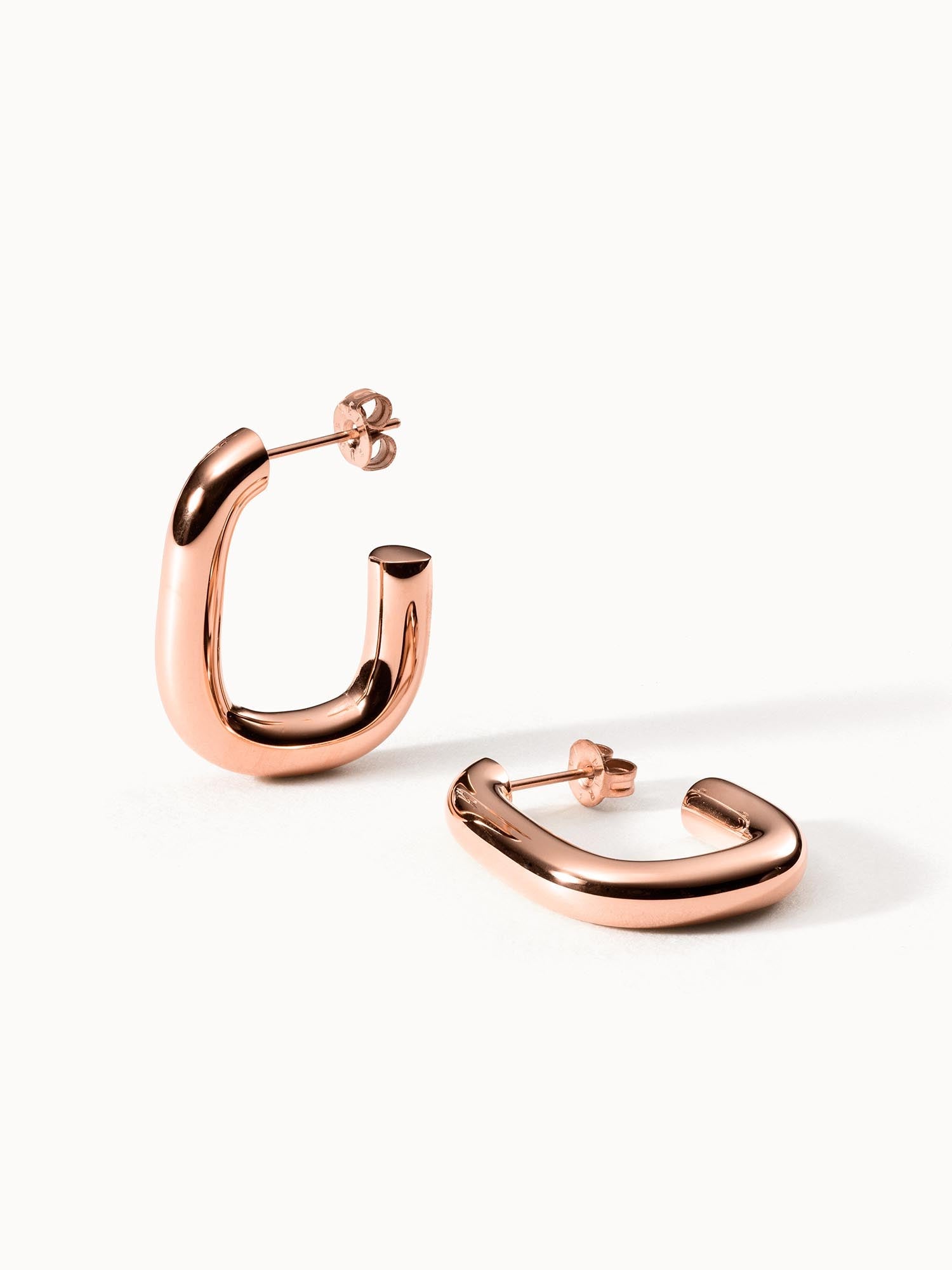 PURELEI Hula Ohrringe in roségold glänzend, clean design, elegante Creolen mit warmem Insel-Spirit.