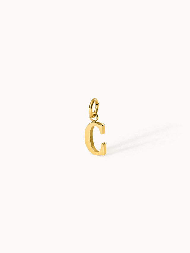 PURELEI Pure C Charm Anhänger aus 18K Gold Edelstahl, klar, elegant, minimalistisch und feminin inszeniert.