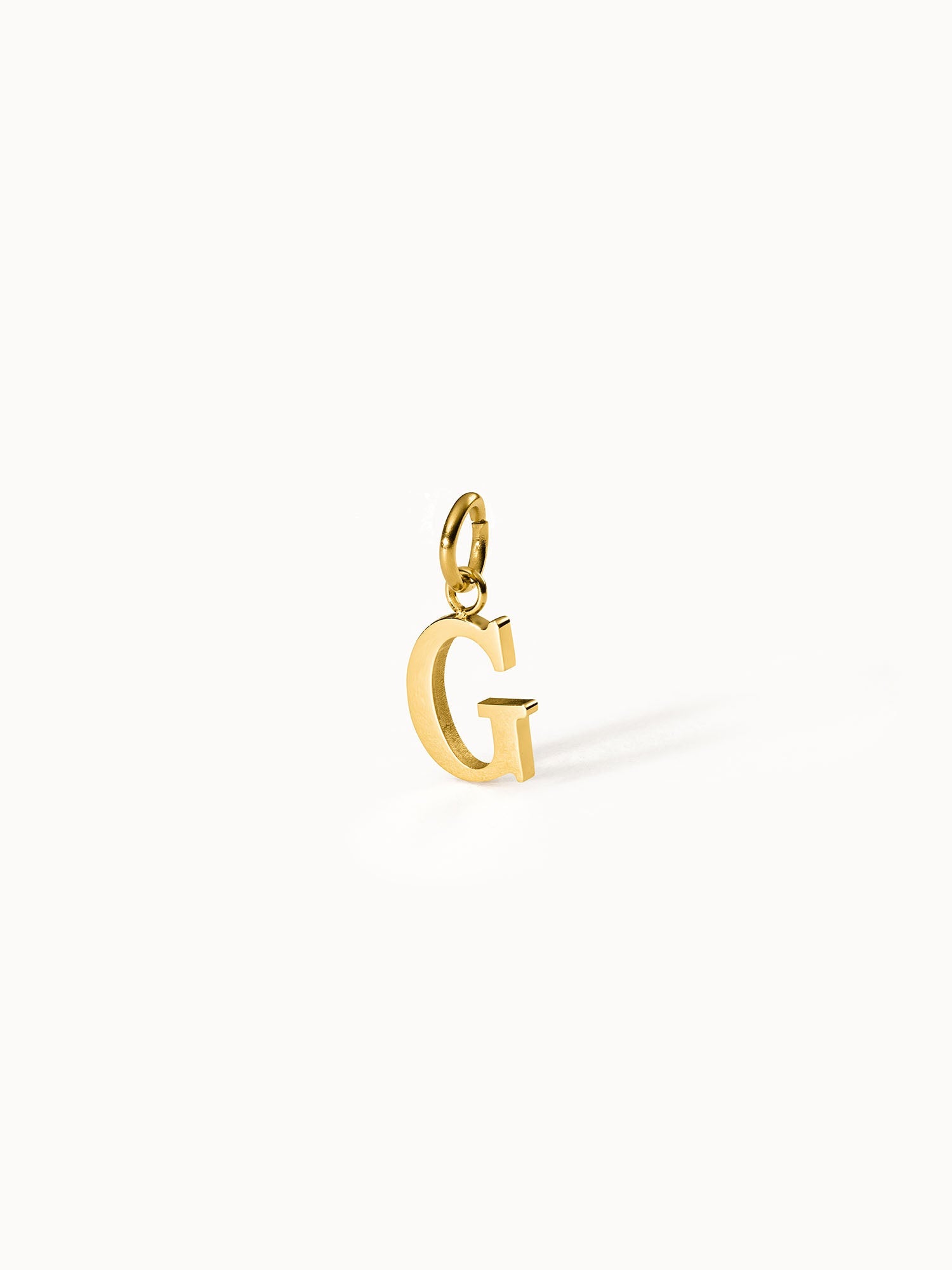 Goldener PURELEI Pure G Charm aus 18K Edelstahl, filigran und elegant, minimalistisch vor hellem Hintergrund präsentiert
