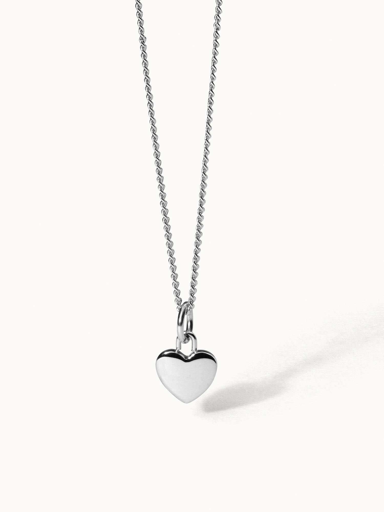 PURELEI Heart Charm Kette aus nickelfreiem, silbernem Edelstahl mit filigranem Herzanhänger vor hellem Hintergrund