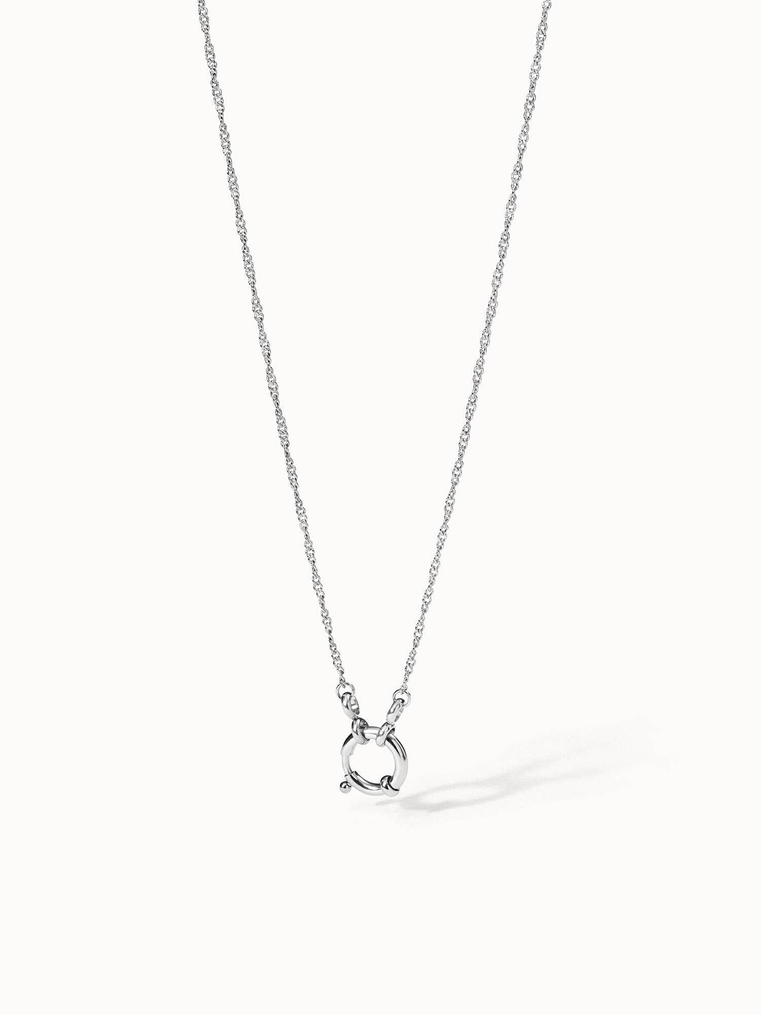 PURELEI Lokahi Charm Kette aus nickelfreiem Silber mit filigraner Öse, elegant und zeitlos minimalistisch.