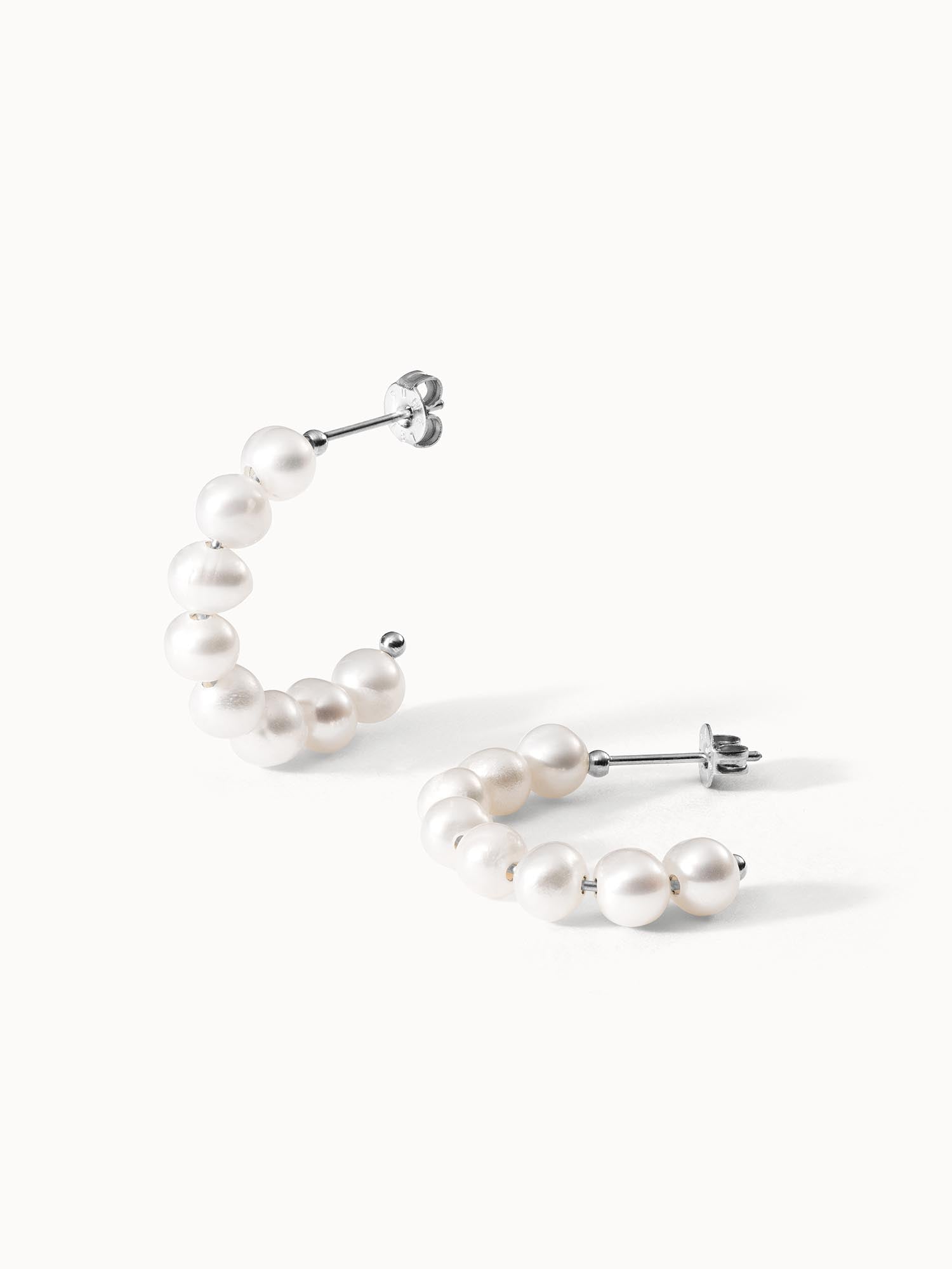 Aina Ohrringe von PURELEI, silberne Creolen mit natürlichem Perlenbesatz, elegant und feminin, nickelfrei.