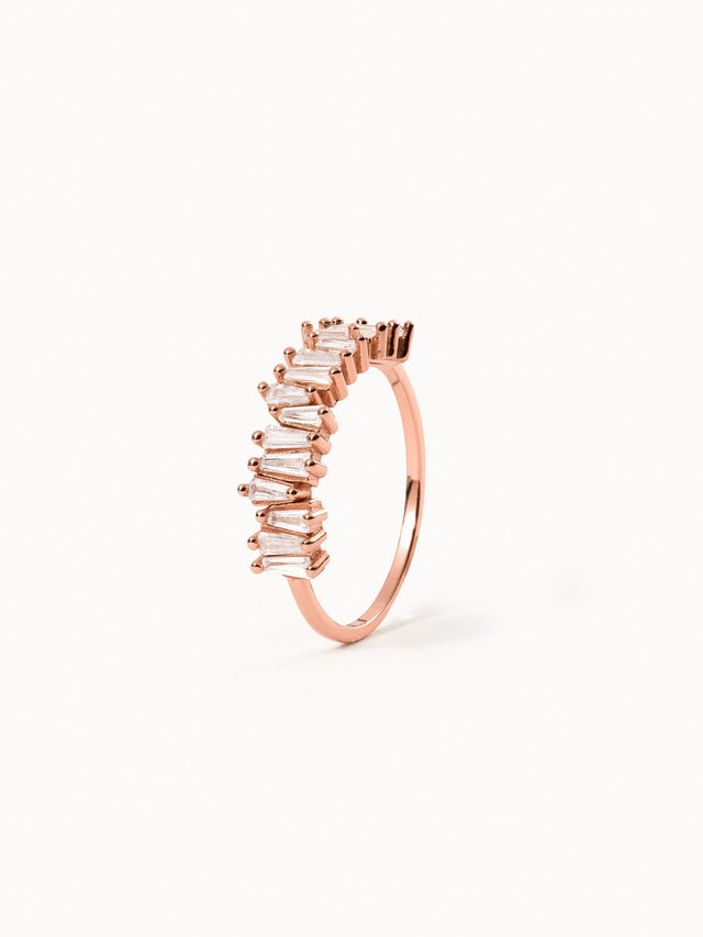 Powder Ring aus roségoldenem 18K vergoldetem Silber mit asymmetrischen Zirkonia-Steinen, elegant und feminin von PURELEI.