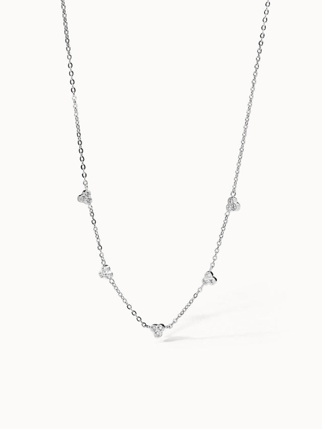 PURELEI Amicizia Kette aus Edelstahl mit Zirkonia, zart und elegant, minimalistisch vor hellem Hintergrund.