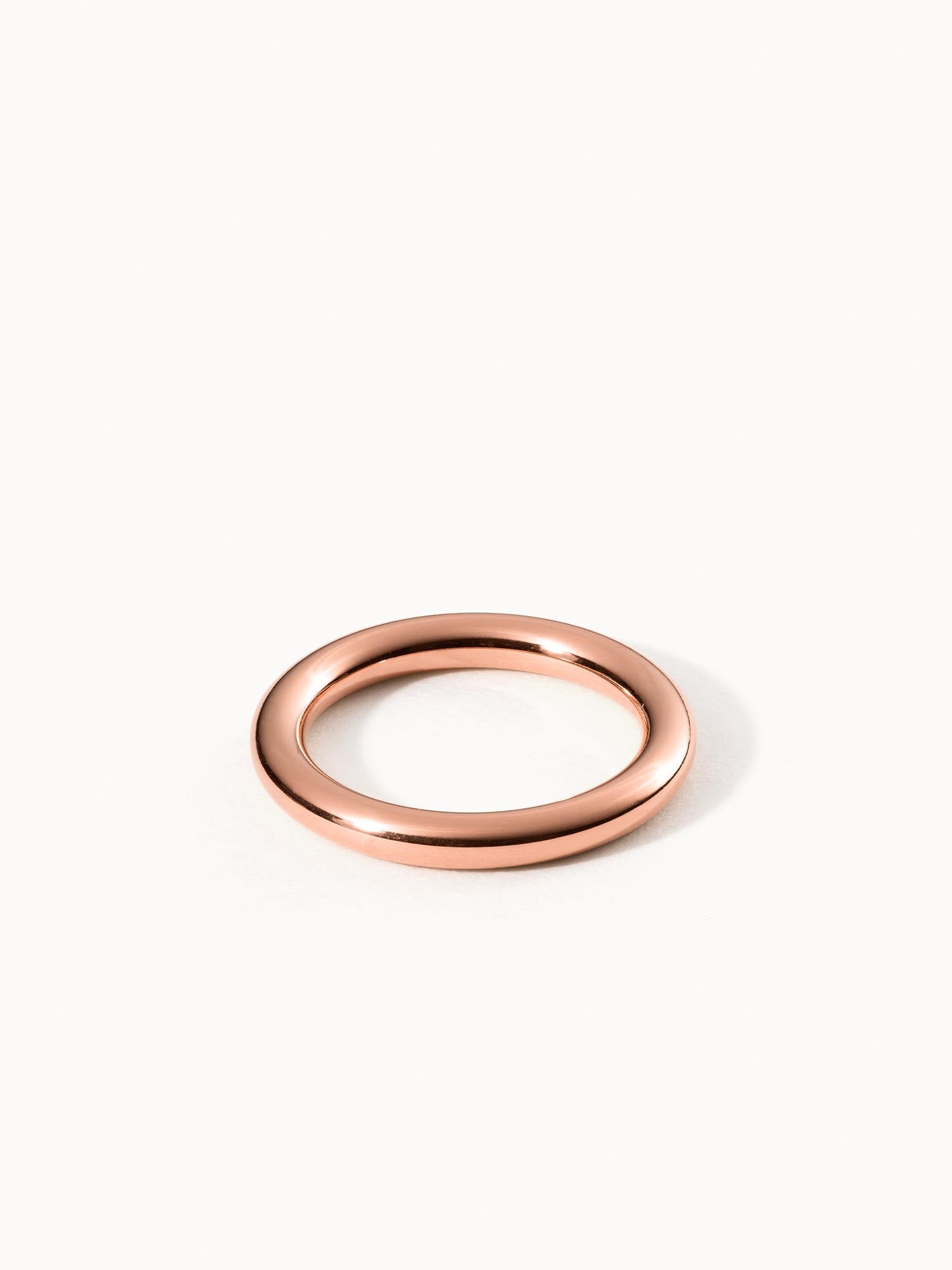 Glossy Ring in roségoldener Edelstahl-Optik, schlicht und elegant, PURELEI, feminine Ästhetik mit warmem Glanz.