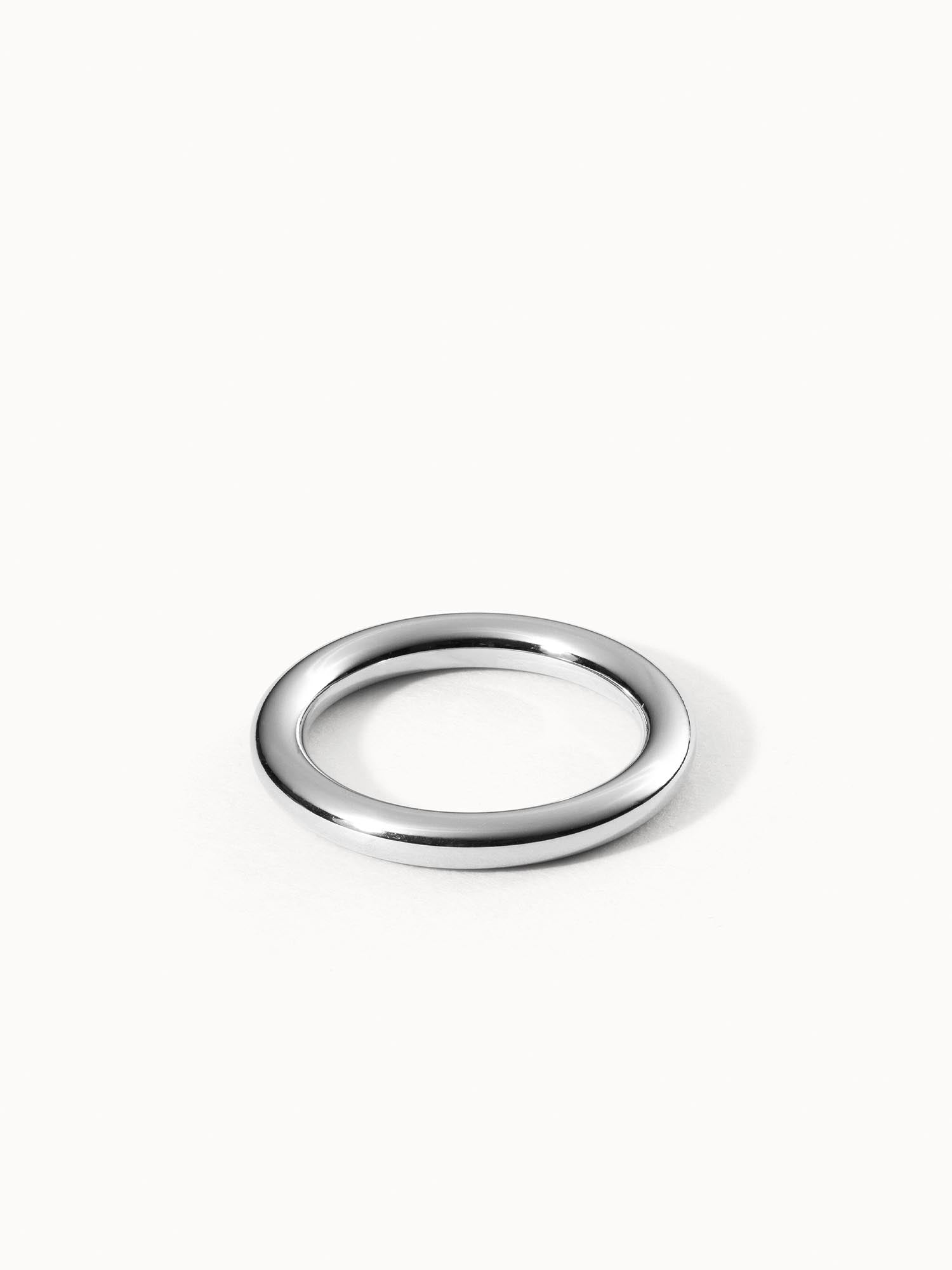 Glossy Ring von PURELEI in glänzendem Silber, minimalistisch elegant auf hellem Hintergrund inszeniert.