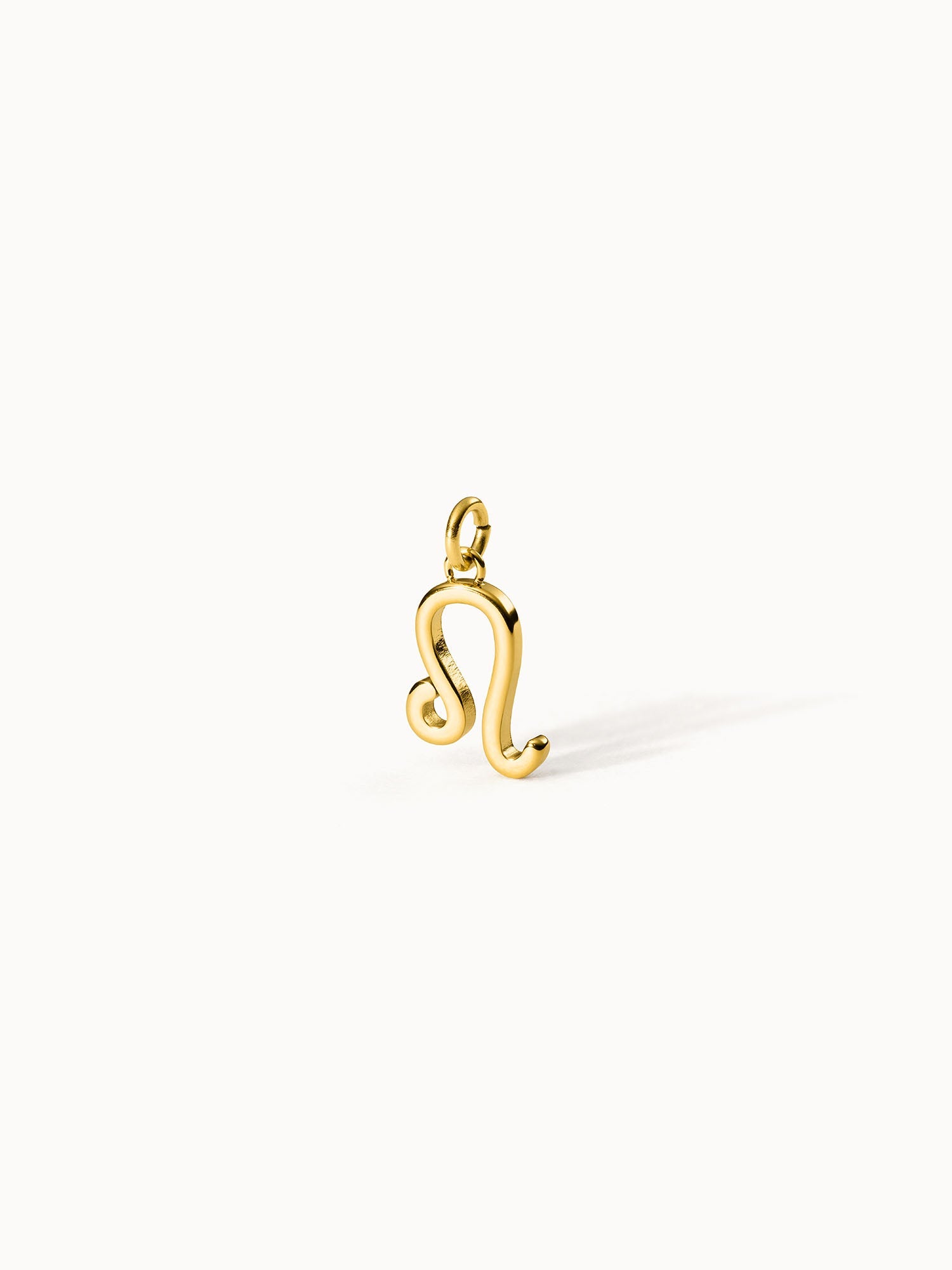Löwe Zodiac Charm von PURELEI, 18K vergoldeter Edelstahl, klar geformtes Sternzeichen, eleganter, zeitloser Charme.