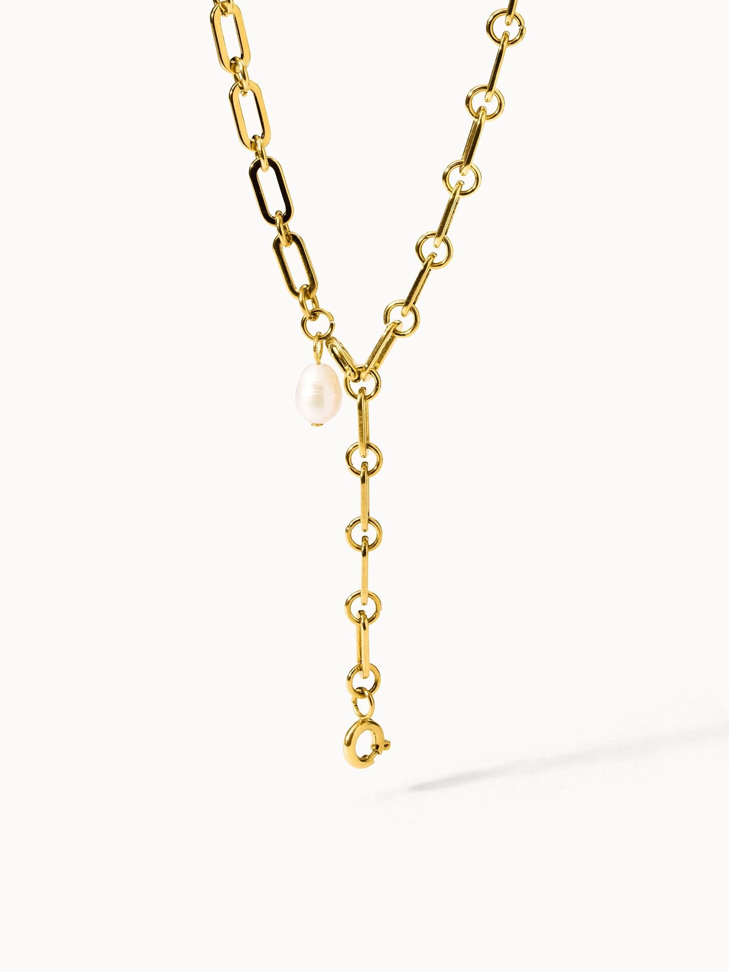 Goldene Kette mit Muschel-Anhänger von PURELEI, elegant und modern.