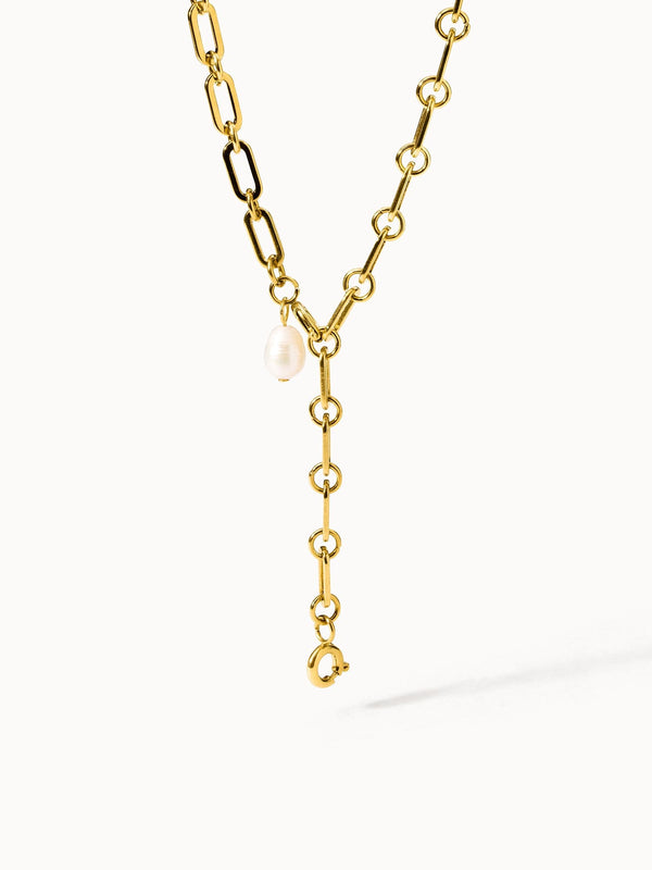 Goldene Kette mit Muschel-Anhänger von PURELEI, elegant und modern.