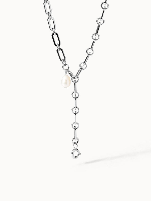 Silberne Kette mit Muschel-Anhänger von PURELEI, elegant und modern.