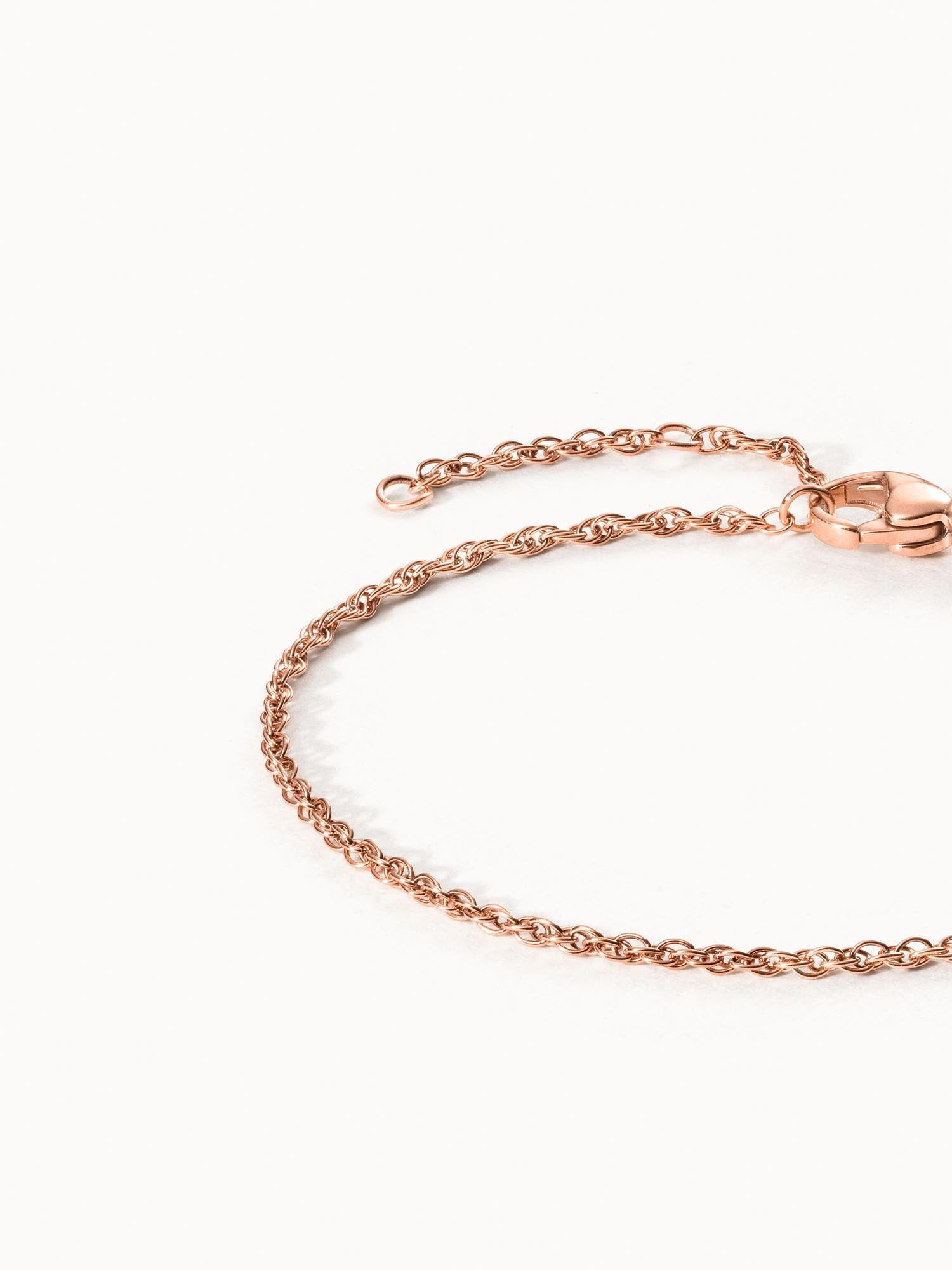 PURELEI Brave Armband aus zartem 18K rosévergoldetem Edelstahl mit filigraner Kettengliederung, elegant und femininer Look.