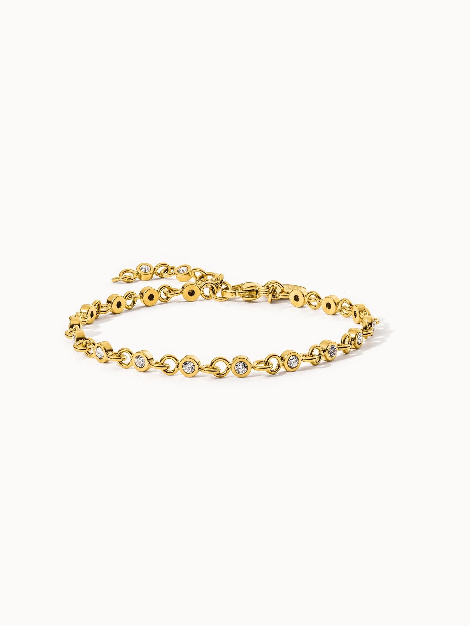 Goldenes Armband mit funkelnden Steinen, elegant und feminin, von PURELEI.