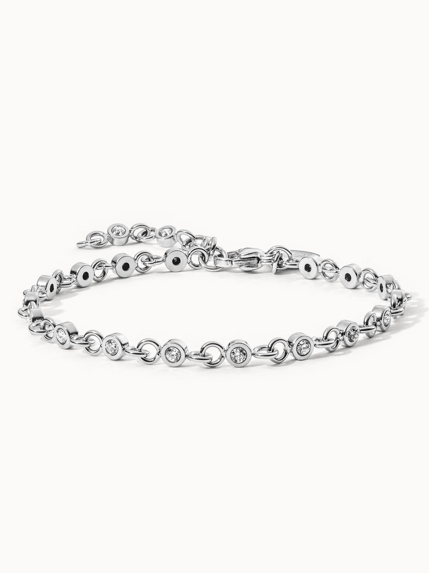 Silbernes Armband mit funkelnden Zirkonia, elegant und modern, von PURELEI.