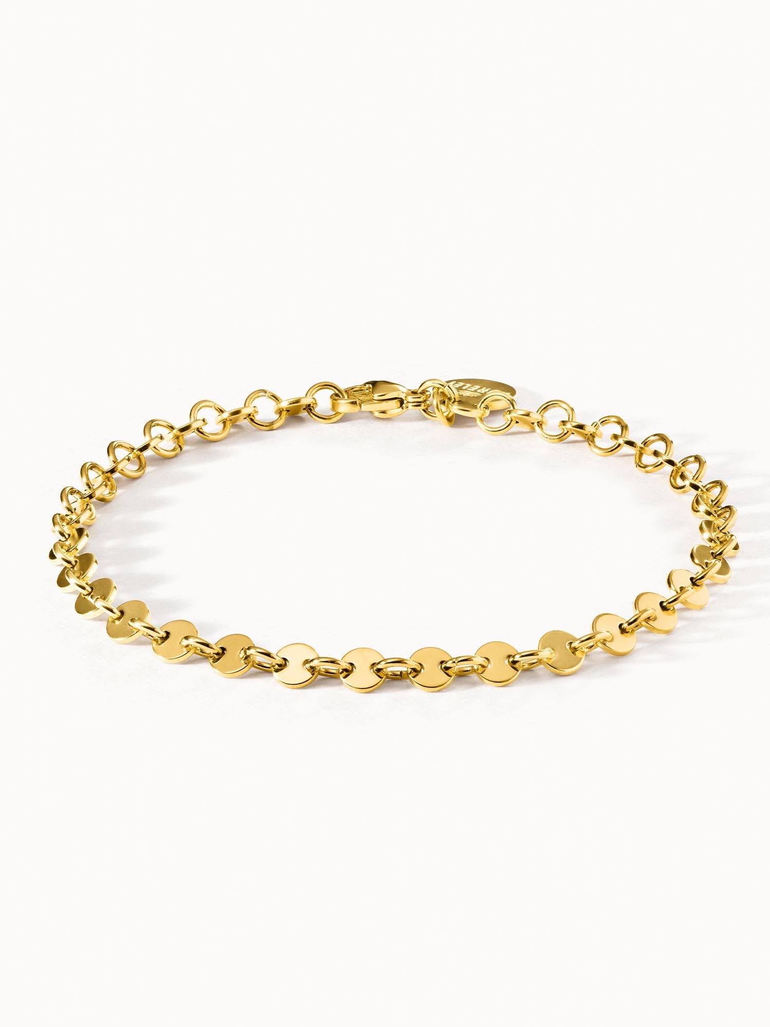 Goldenes Armband mit runden Elementen, elegant und zeitlos, von PURELEI.