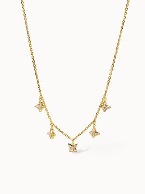 Goldene Kette mit Schmetterlings-Anhängern von PURELEI, elegant und verspielt.