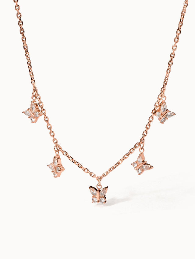 Roségoldene Kette mit Schmetterlings-Anhängern von PURELEI, elegant und verspielt.