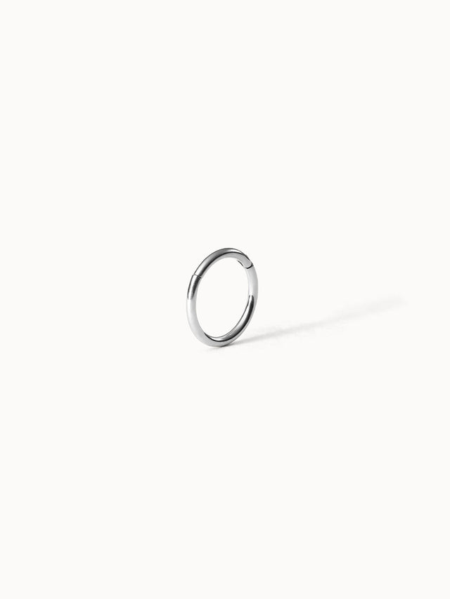 Basic Piercing silberner, nickelfreier Edelstahlring von PURELEI, minimalistisch und elegant vor hellem Hintergrund.