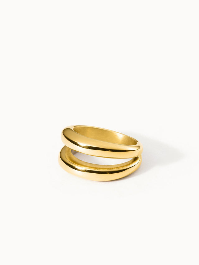 Goldener Ring mit geschwungenem Design von PURELEI, elegant und modern.