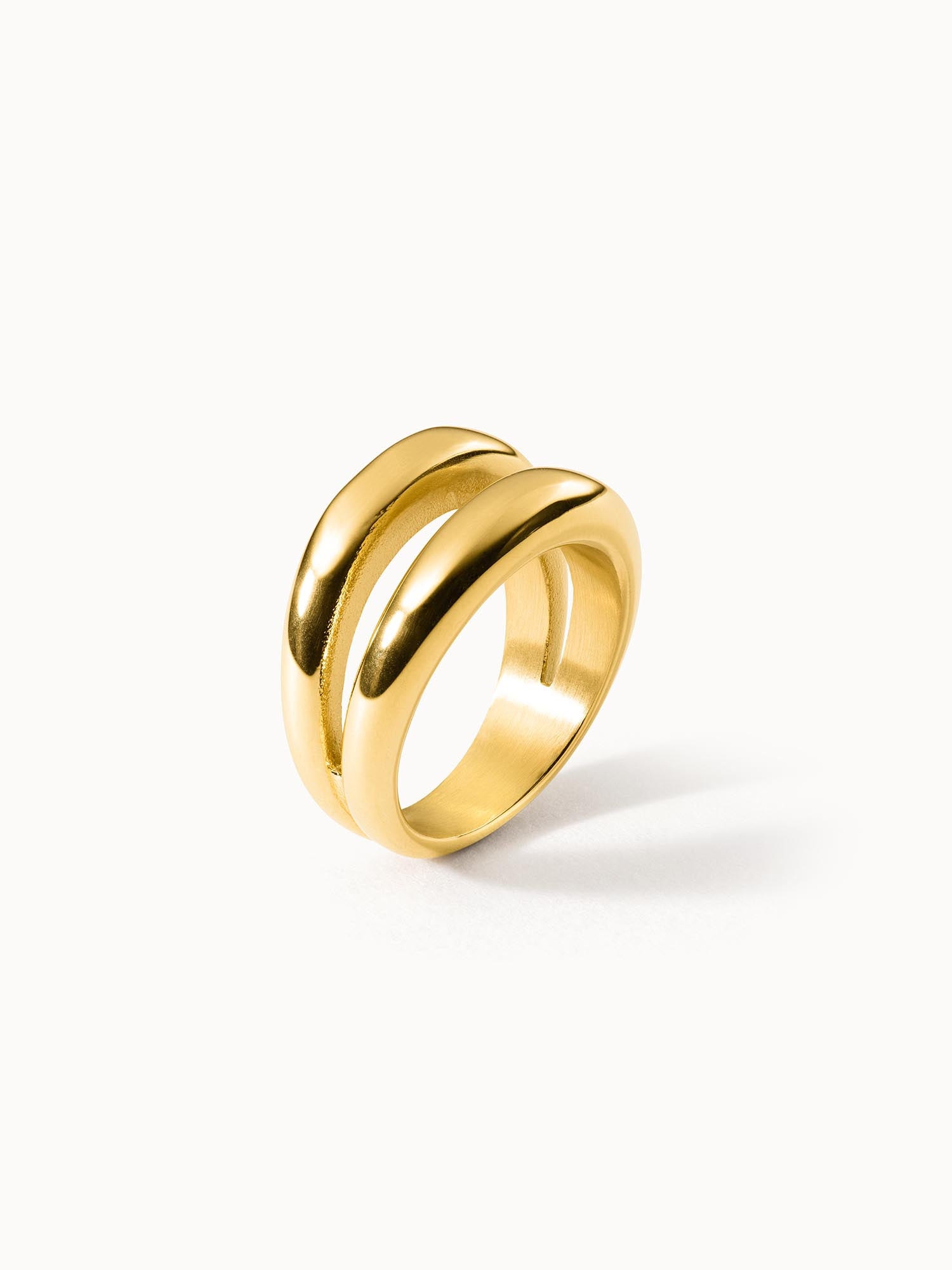 Goldener Ring mit geschwungenem Design von PURELEI, elegant und modern.