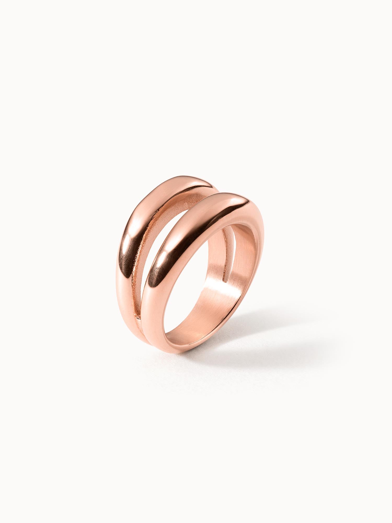 Roségoldener Ring mit geschwungenem Design von PURELEI, elegant und modern.