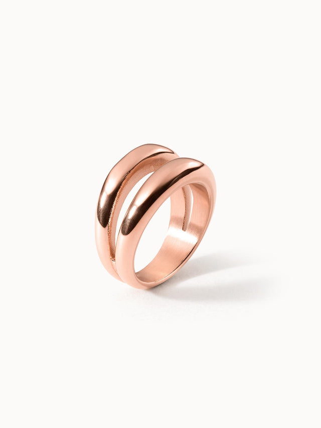 Roségoldener Ring mit geschwungenem Design von PURELEI, elegant und modern.