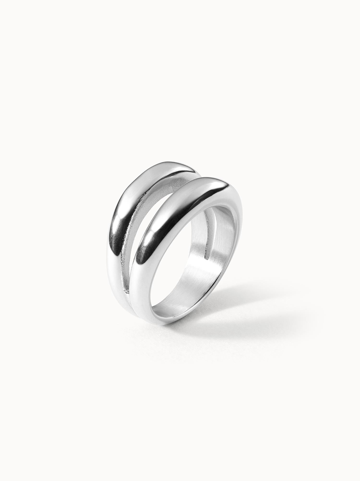 Silberner Ring mit geschwungenem Design von PURELEI, elegant und modern.