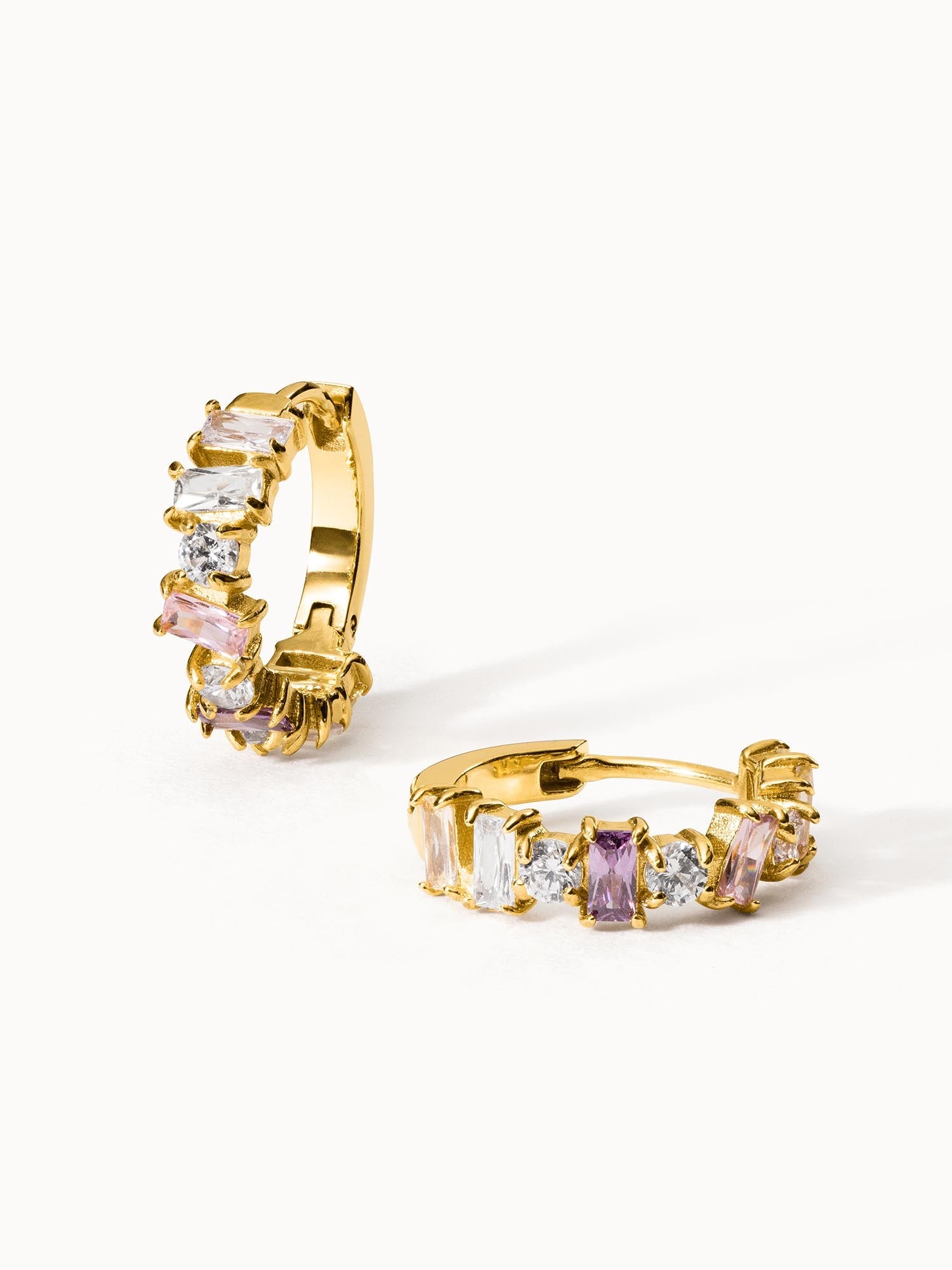 Goldene Creolen mit bunten Steinen von PURELEI, elegant und strahlend.