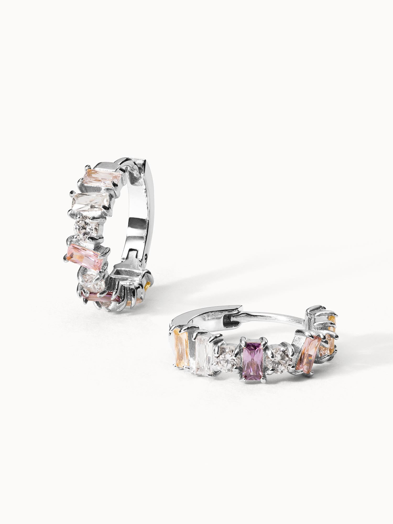 Silberne Creolen mit rosa und klaren Steinen, elegant und funkelnd, von PURELEI.