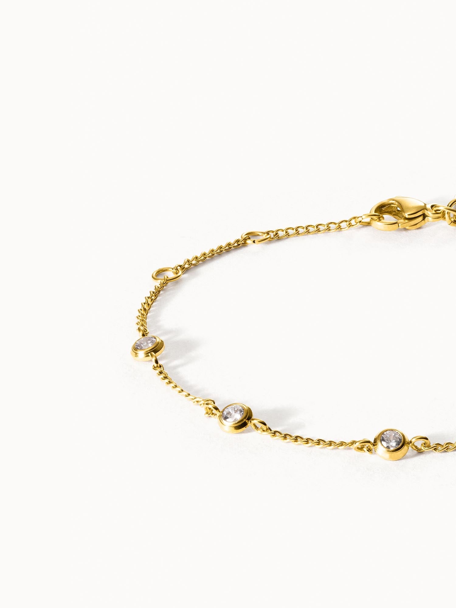 Goldenes Armband mit funkelnden Steinen, elegant und feminin – PURELEI.
