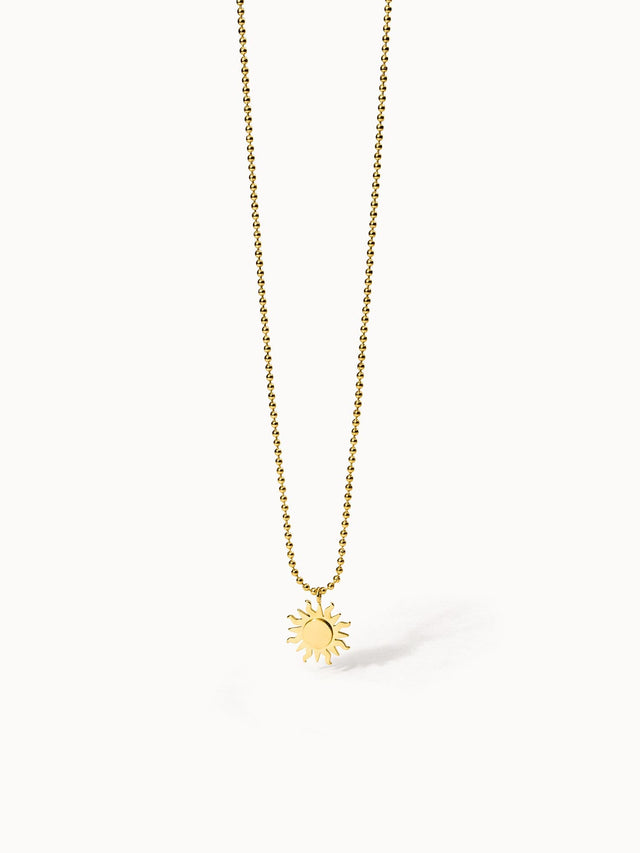 Goldene PURELEI Kette mit Sonnenanhänger, strahlt Wärme und Lebensfreude aus.