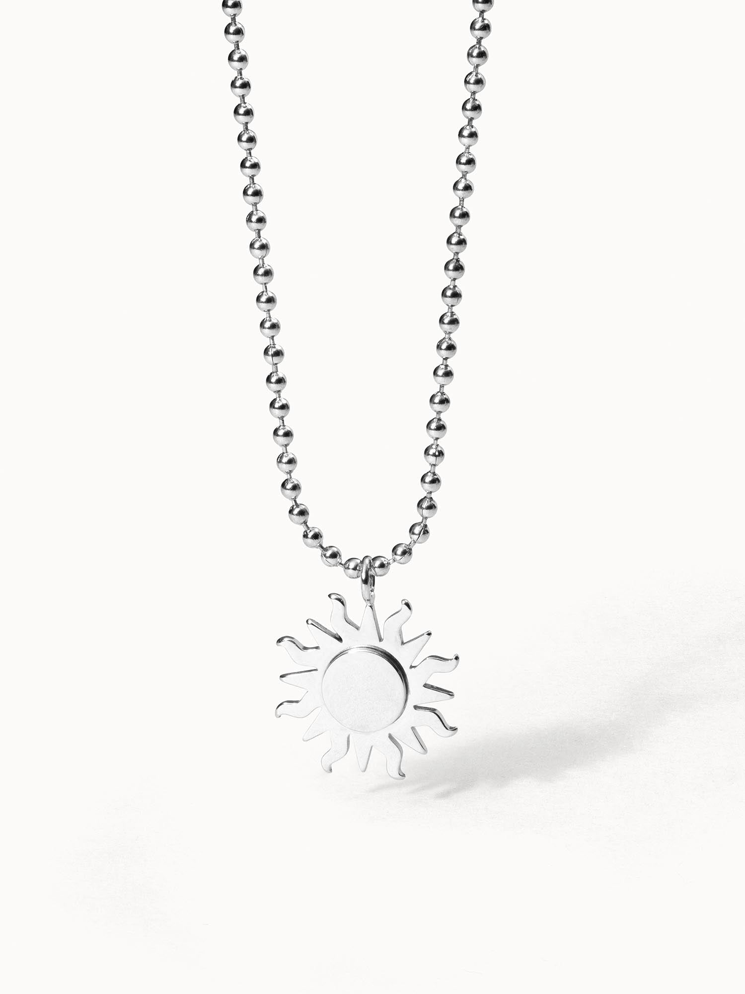 Silberne Kette mit Sonnenanhänger, PURELEI, modern und strahlend.