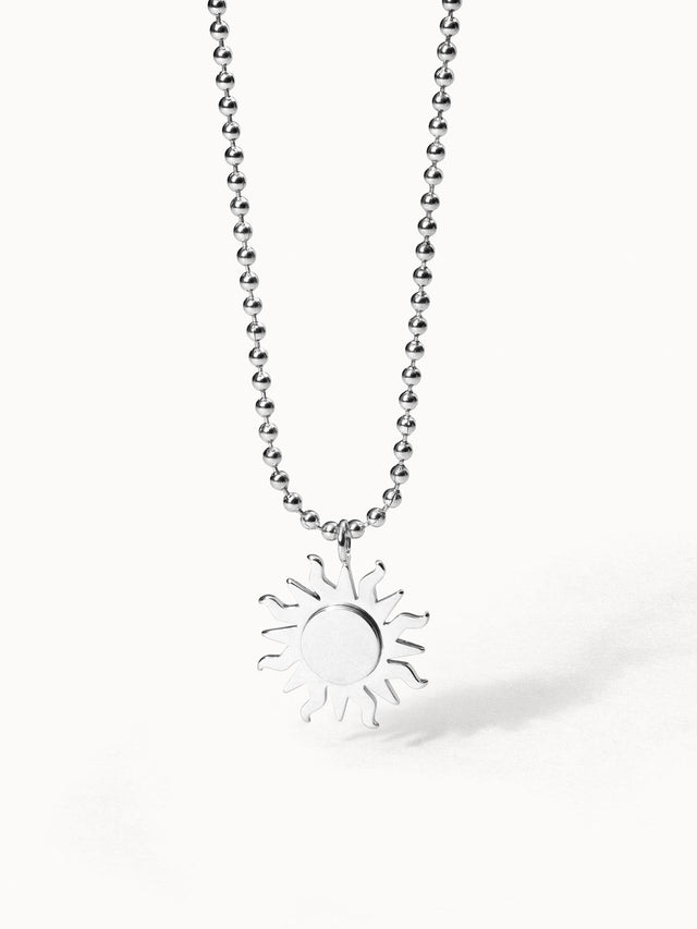 Silberne Kette mit Sonnenanhänger, PURELEI, modern und strahlend.