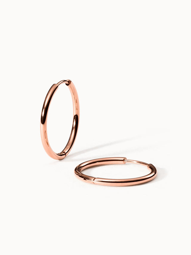 Roségoldene Creolen von PURELEI, elegant und modern, mit glänzender Oberfläche.