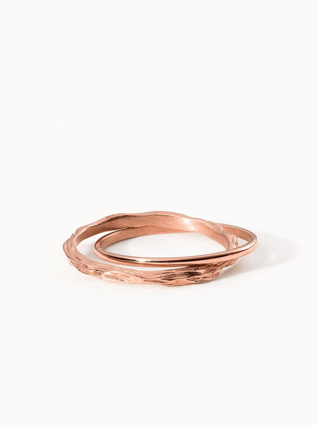 Roségoldenes Ring-Set mit Wellenstruktur von PURELEI, elegant und feminin.