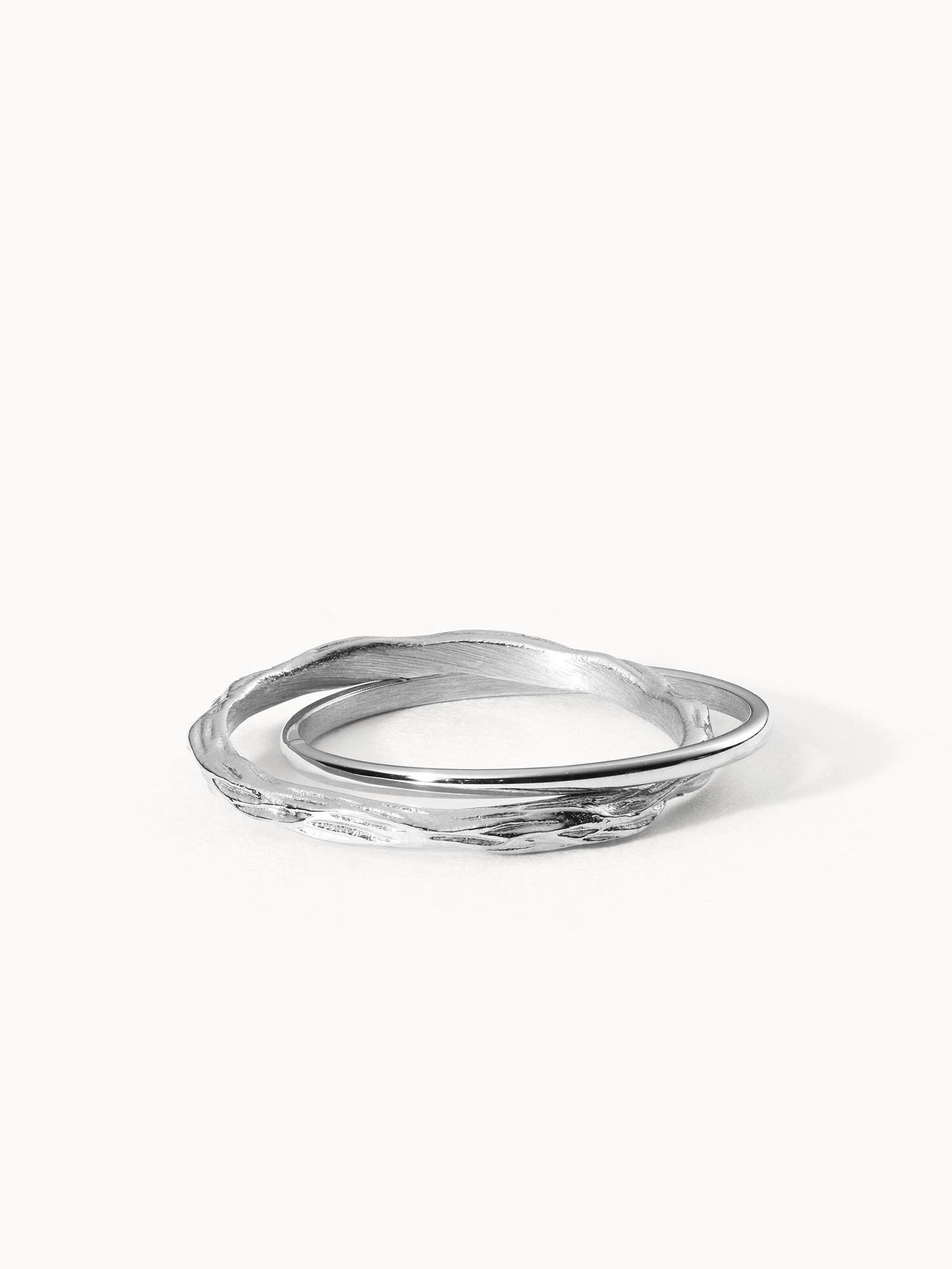 Silberner Ring mit Wellenstruktur von PURELEI, elegant und modern.