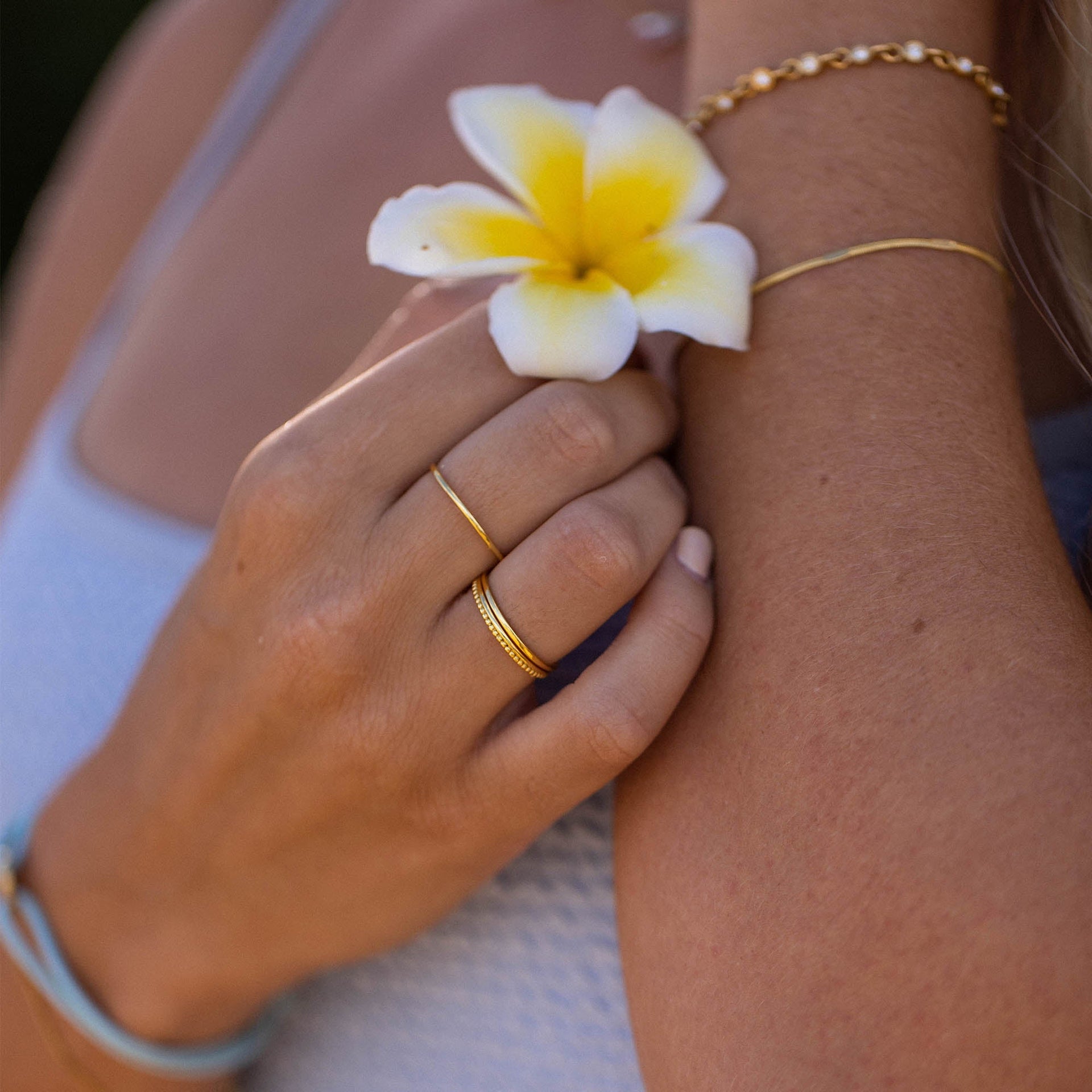 Malihini Coin Ring von PURELEI, 18K vergoldet, orientalisches Design, kombiniert mit filigranen Ringen, warme Sommerstimmung